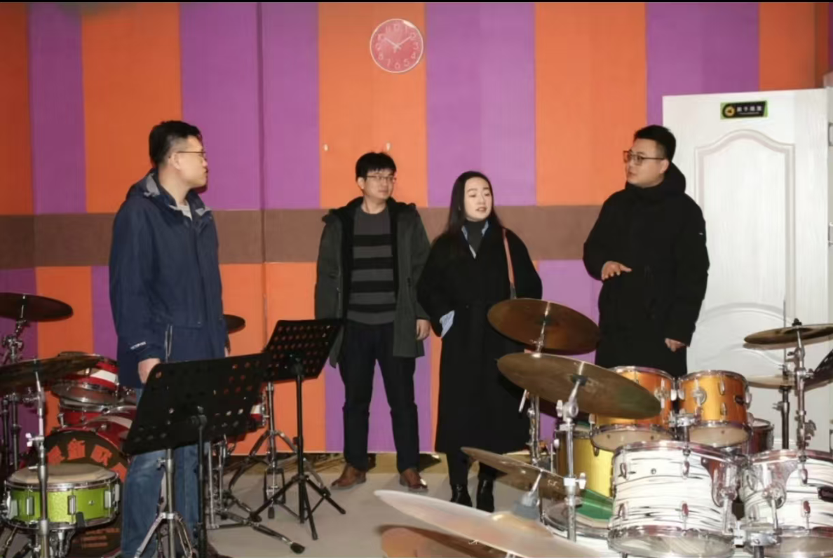 新歌声学校器乐教室和架子鼓教学环境